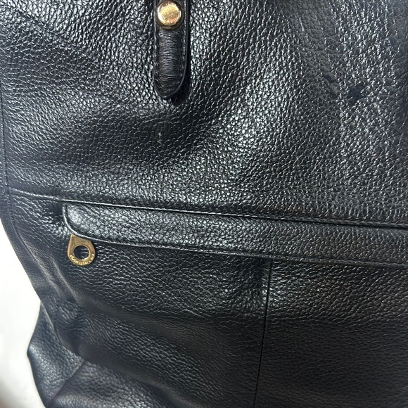 Spacious Black Leather Tote with Textured Finish - Picture 3 of 16